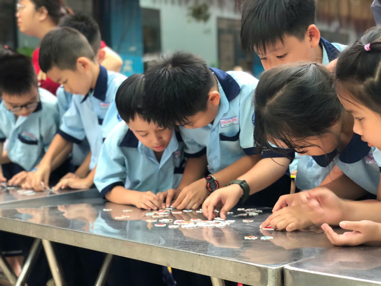 A group of children playing puzzle Description automatically generated